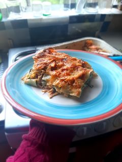 Una foto de Lasaña de pollo y acelgas