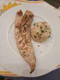 Merluza crujiente a la plancha con timbal de arroz yamaní