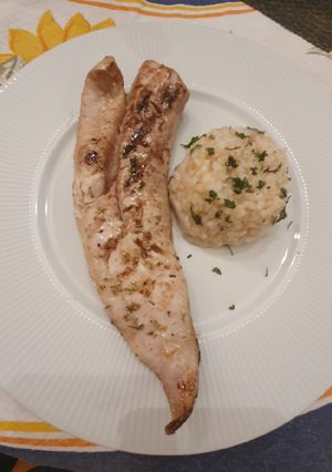 Una foto de Merluza crujiente a la plancha con timbal de arroz yamaní