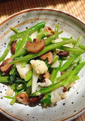 Hình của món Bông Cải Trắng và Đậu Cô Ve Xào Nấm Hương Khô.