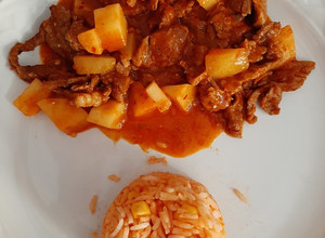 Una foto de Bistec🥩 con papas🥔