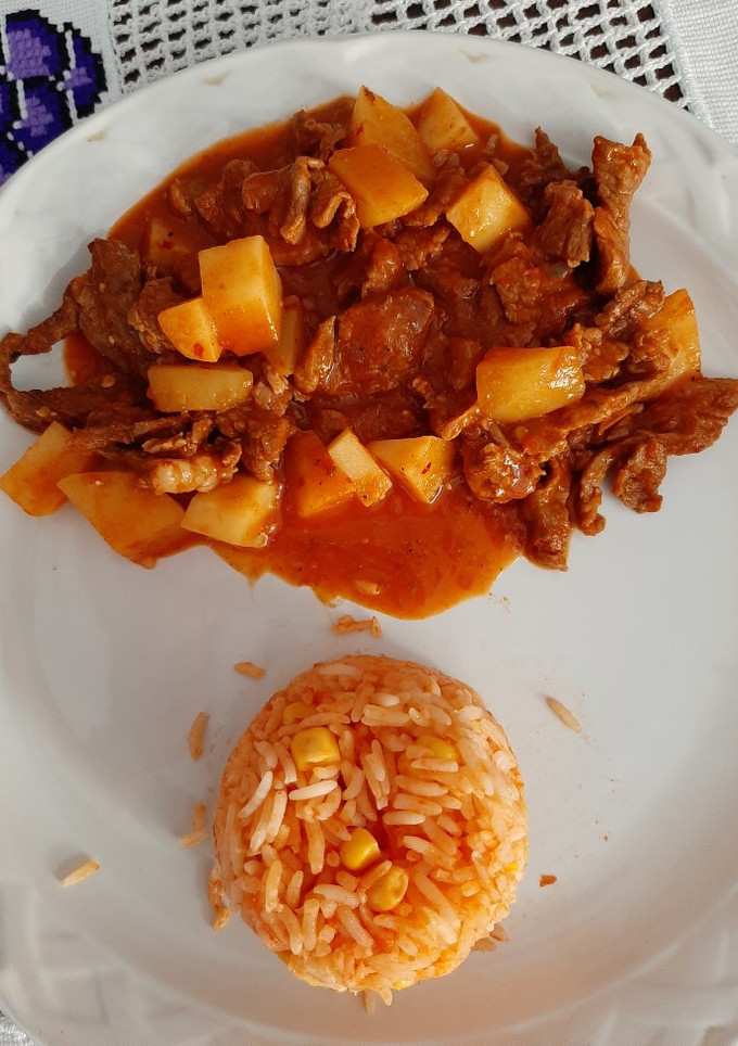 Una foto de Bistec🥩 con papas🥔