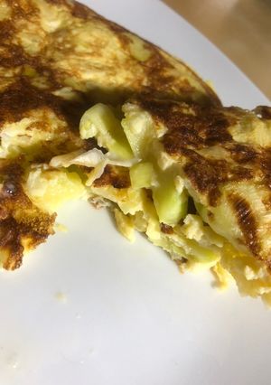 Una foto de Tortilla de calabacín y puerro