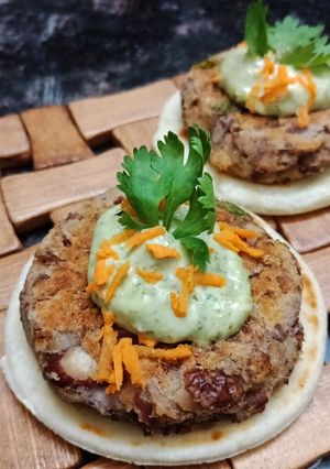 A picture of Galouti kebab on crispy naan.