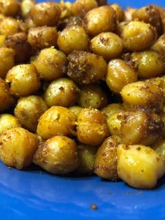 Una foto de Garbanzos especiados tostados al horno (snack saludable)