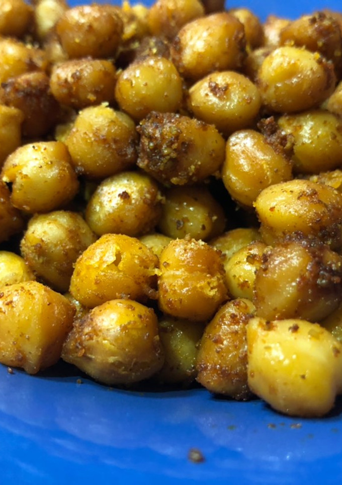 Una foto de Garbanzos especiados tostados al horno (snack saludable)