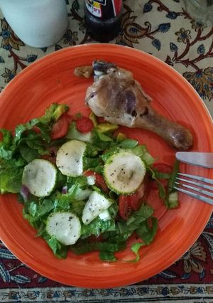 Una foto de Cetogénica: pollo asado y ensalada verde