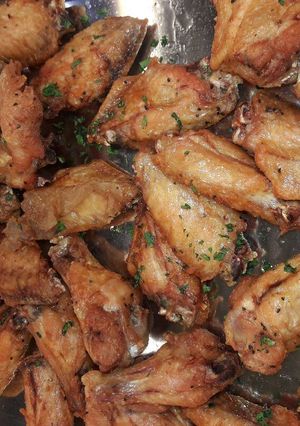 Una foto de Alitas de pollo picantes con salsa