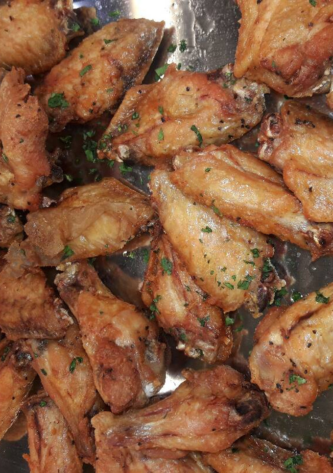 Una foto de Alitas de pollo picantes con salsa