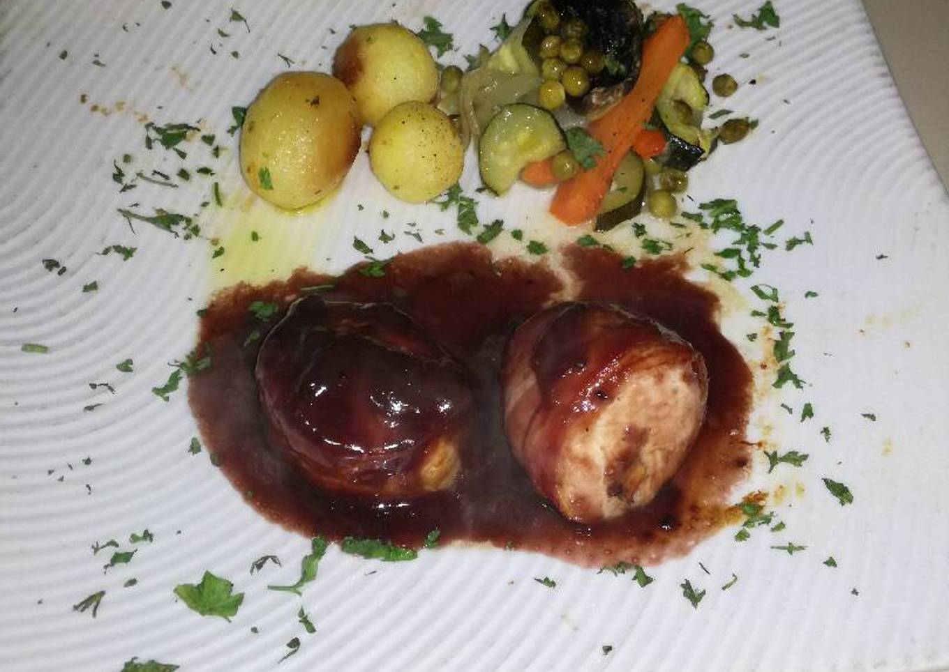 Solomillo de pavo relleno de foie y champiñones con salsa tinto