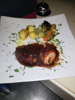 Una foto de Solomillo de pavo relleno de foie y champiñones con salsa tinto