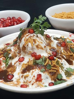 मूंग दाल दही बड़े (moong dal dahi vade recipe in Hindi) रेसिपी मुख्य फोटो