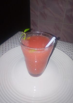 A picture of Watermelon and pineapple juice.