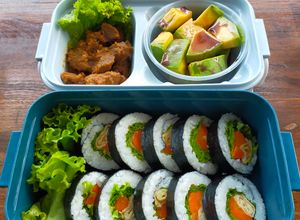 Foto resep Kimbap Isi Telur Wortel Selada_Bekal Sarapan