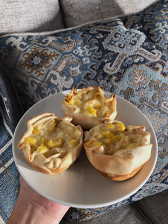 Una foto de Canastitas de choclo cebolla y queso 🧀