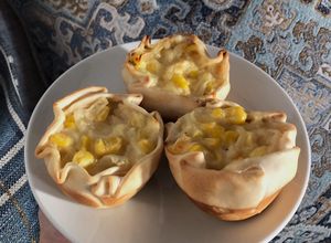 Una foto de Canastitas de choclo cebolla y queso 🧀