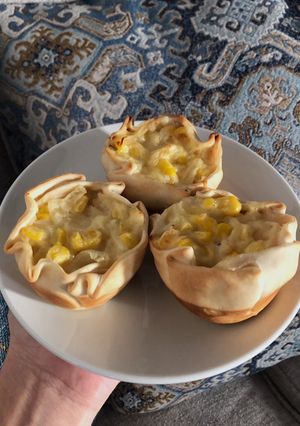 Una foto de Canastitas de choclo cebolla y queso 🧀