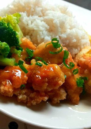 Una foto de Pollo tipo Chijaukay, con arroz blanco