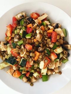 Una foto de Ensalada de lentejas y pollo