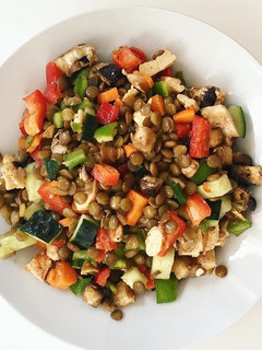 Una foto de Ensalada de lentejas y pollo