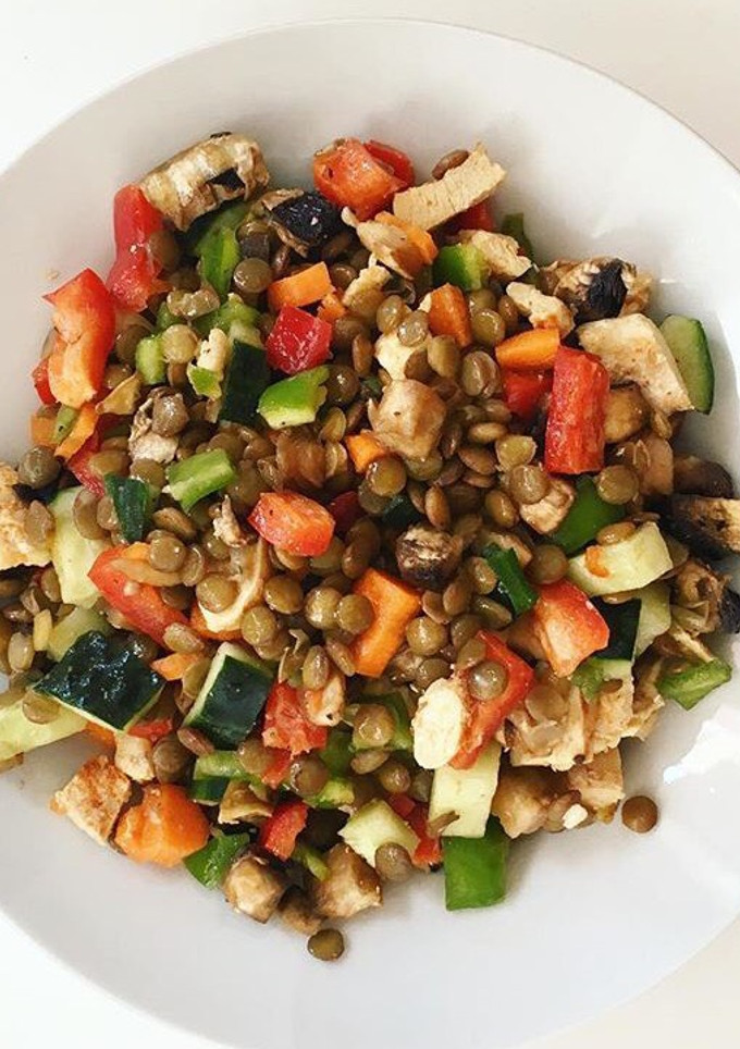 Una foto de Ensalada de lentejas y pollo