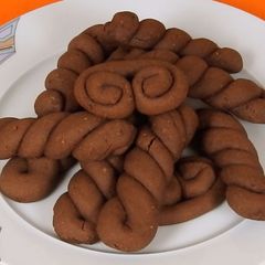 A picture of Delicious Chocolate Hazelnut Kooloorakia.