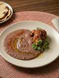 Pollo Dorado en Cama de Frijoles Refritos. 😋