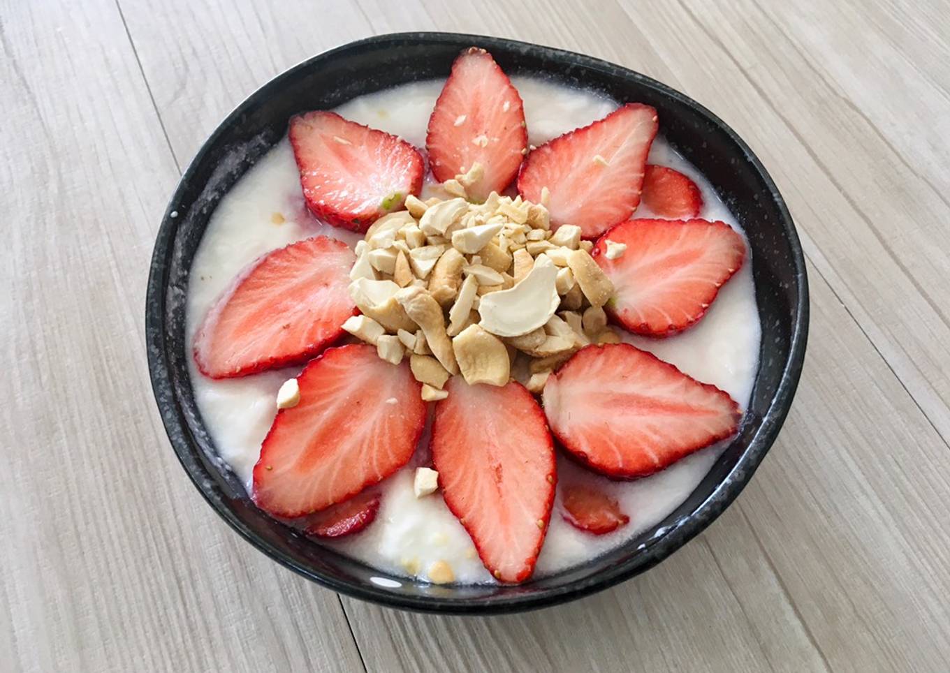 Keto-friendly strawberries and cashew yogurt