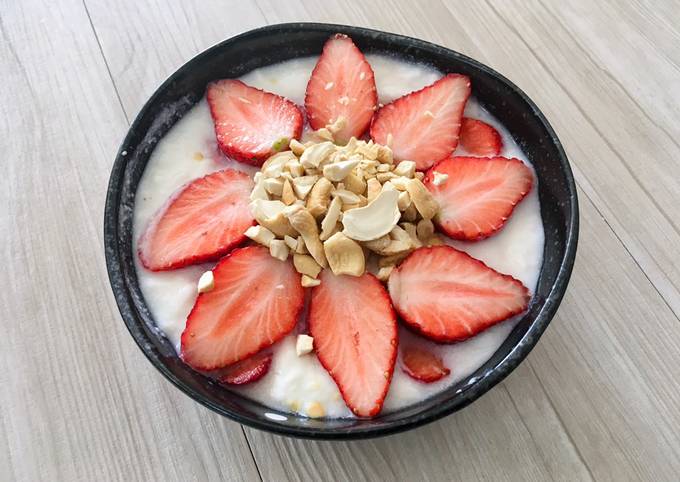 Keto-Friendly Strawberry & Cashew Yogurt