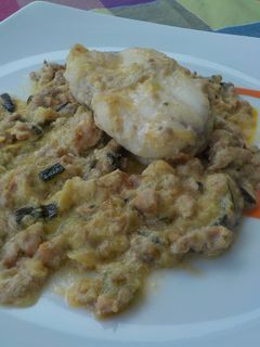 Una foto de Rape con salsa de hígado de rape, calabacín y puerro