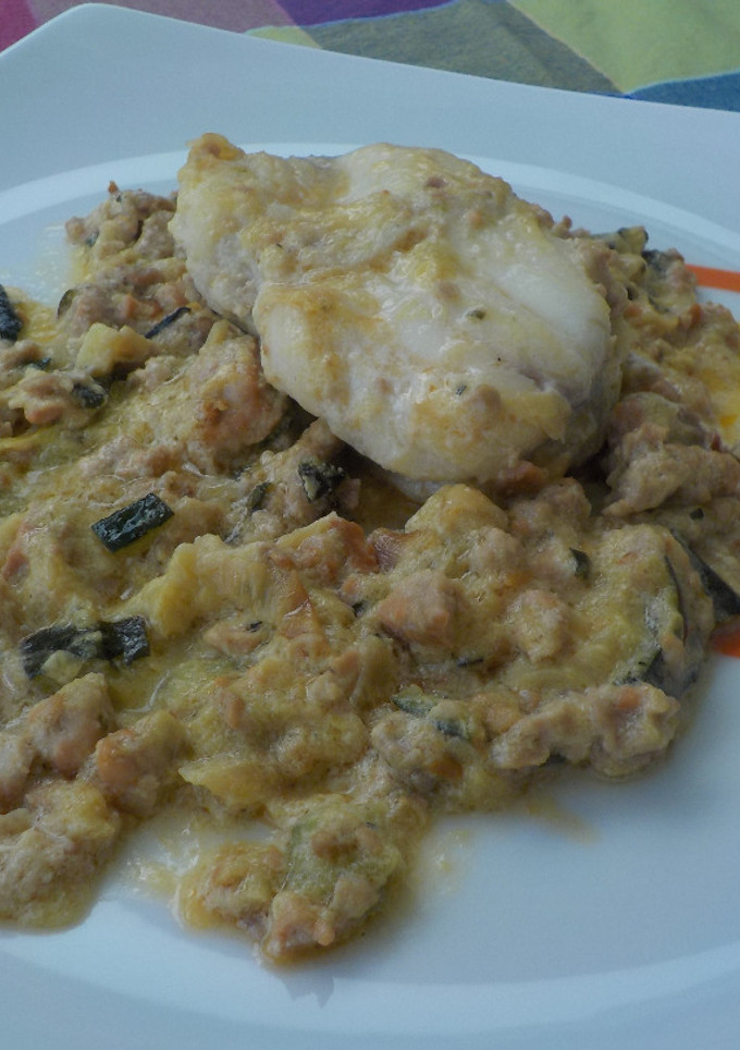 Una foto de Rape con salsa de hígado de rape, calabacín y puerro