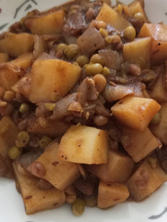 Una foto de Aloo matar indio vegano de papas y arvejas
