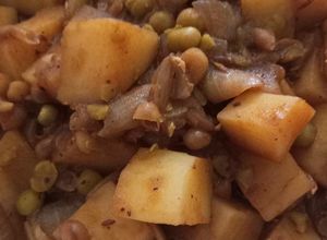 Una foto de Aloo matar indio vegano de papas y arvejas