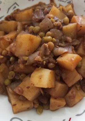 Una foto de Aloo matar indio vegano de papas y arvejas