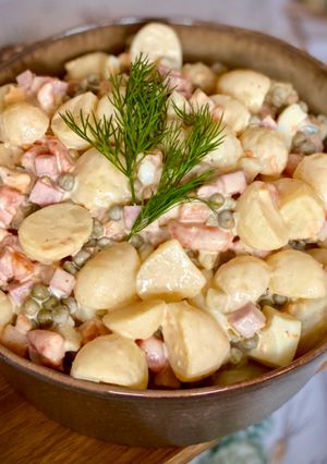 Una foto de 🇷🇺 Especial de Navidad Ortodoxa: Ensalada OLIVIER (Салат “Оливье”, Rusia)