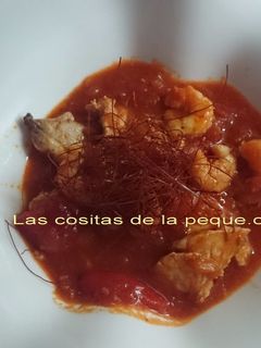 Una foto de Bonito con langostinos en salsa vizcaína (Thermomix)