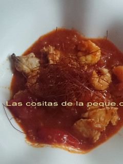 Una foto de Bonito con langostinos en salsa vizcaína (Thermomix)