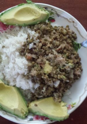 A picture of Rice  ndengu & ovacado.