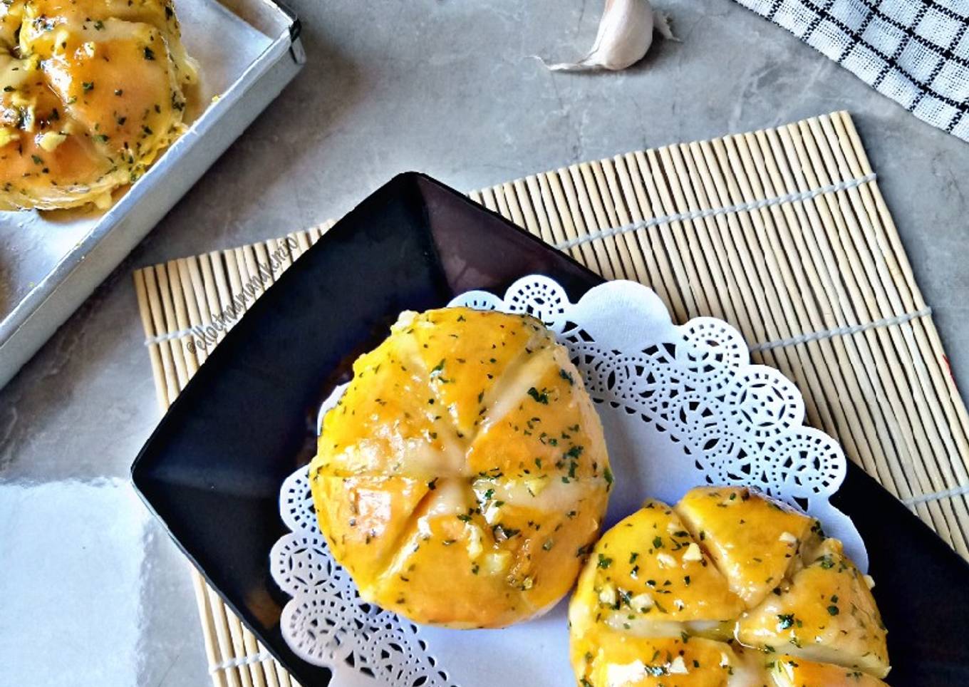 Korean Garlic Cheese Bread