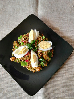 Una foto de Ensalada de lentejas con pesto de espinacas
