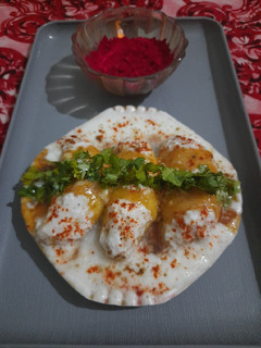 गुजिया दही बड़ा (gujiya dahi vada recipe in Hindi) रेसिपी मुख्य फोटो