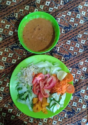 Foto resep Pecel kombinasi saos kacang panggang ala diet kenyang hughies