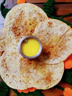 गुळपोळी (gul poli recipe in marathi) रेसिपी चे मुख्य फोटो