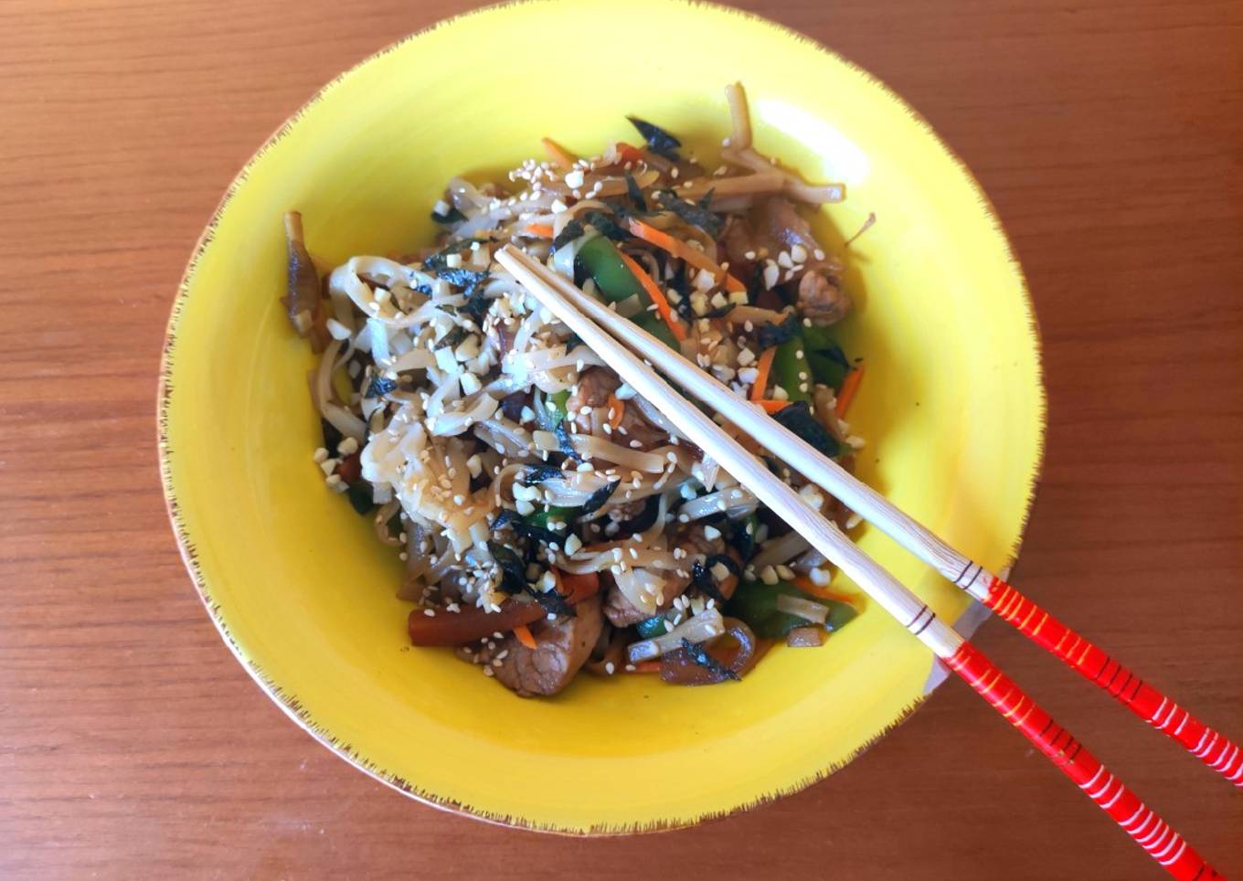Stir fry: noodles integrales con salsa de soja estilo oriental