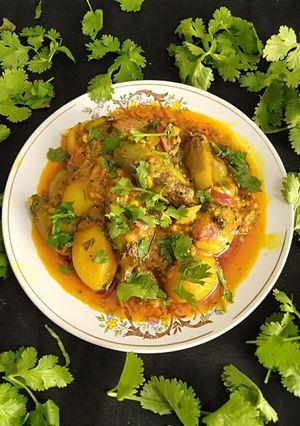 ભરેલા રીંગણ બટાકા નું શાક(Bharela Ringan Bataka Shak Recipe In Gujarati) રેસીપી મુખ્ય ફોટો