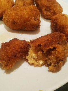Una foto de Croquetas de chorizo y huevos fritos