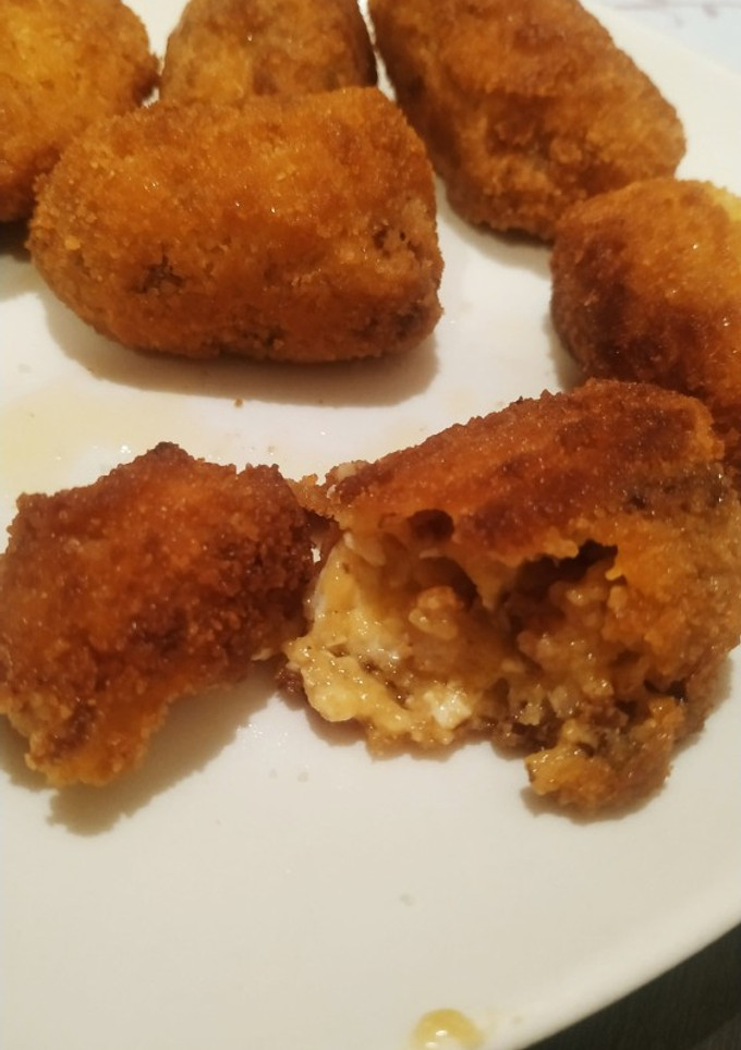 Una foto de Croquetas de chorizo y huevos fritos