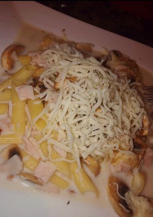 Una foto de White pasta with ham and cheese