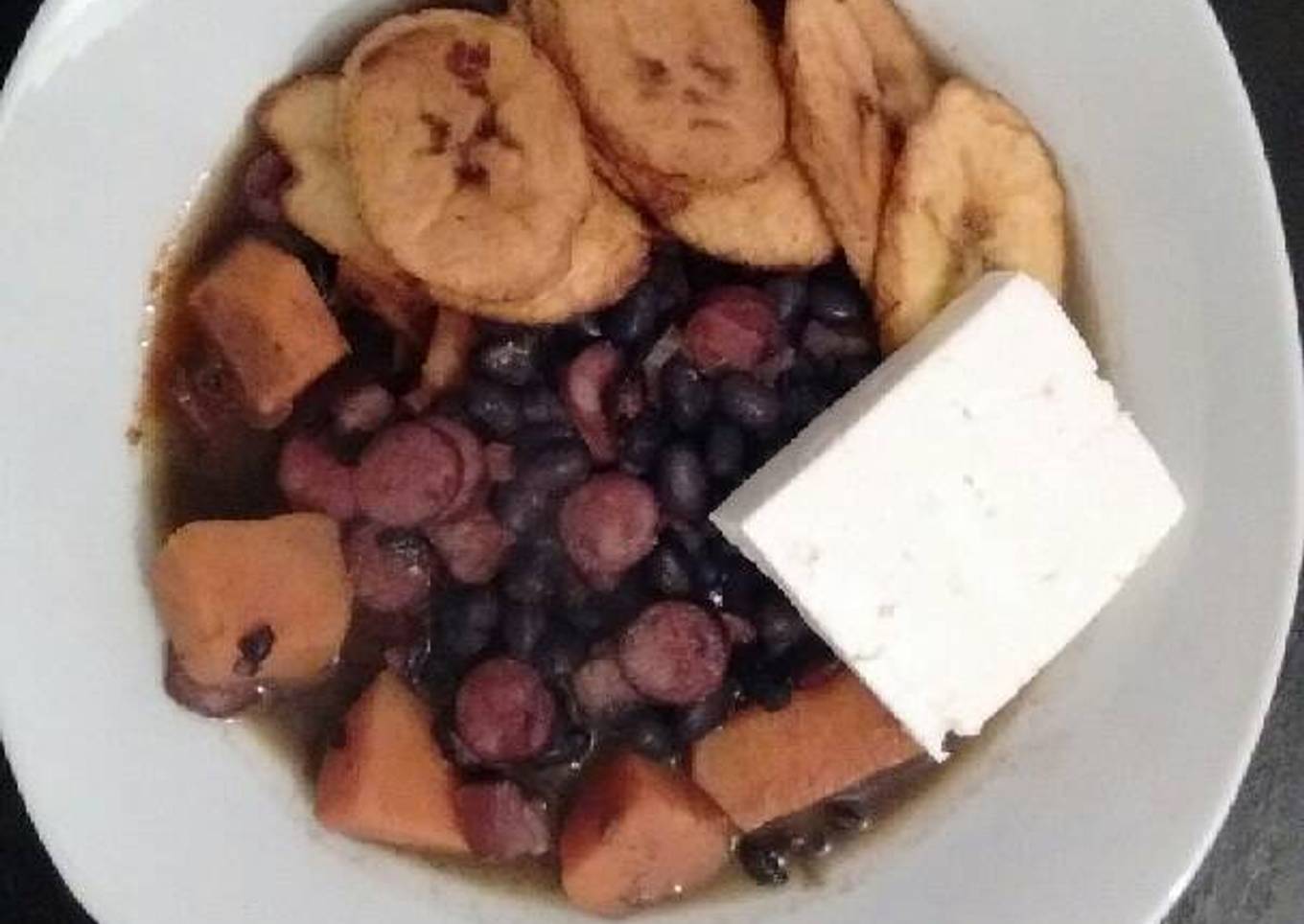 Fabada de judía negra con plátano frito maduro y queso