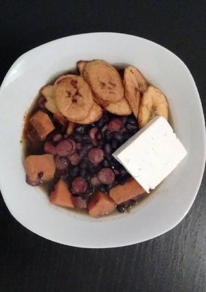 Una foto de Fabada de judía negra con plátano frito maduro y queso